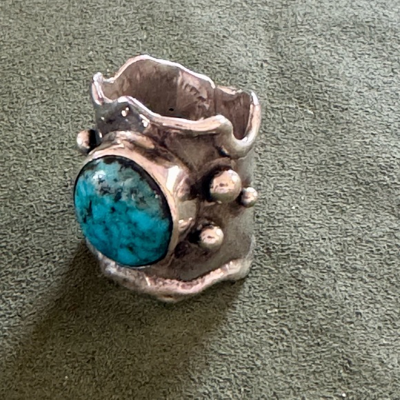 Vintage Native American Sterling Silver and Kingman Turquoise Ring. Adjustable - Picture 3 of 12